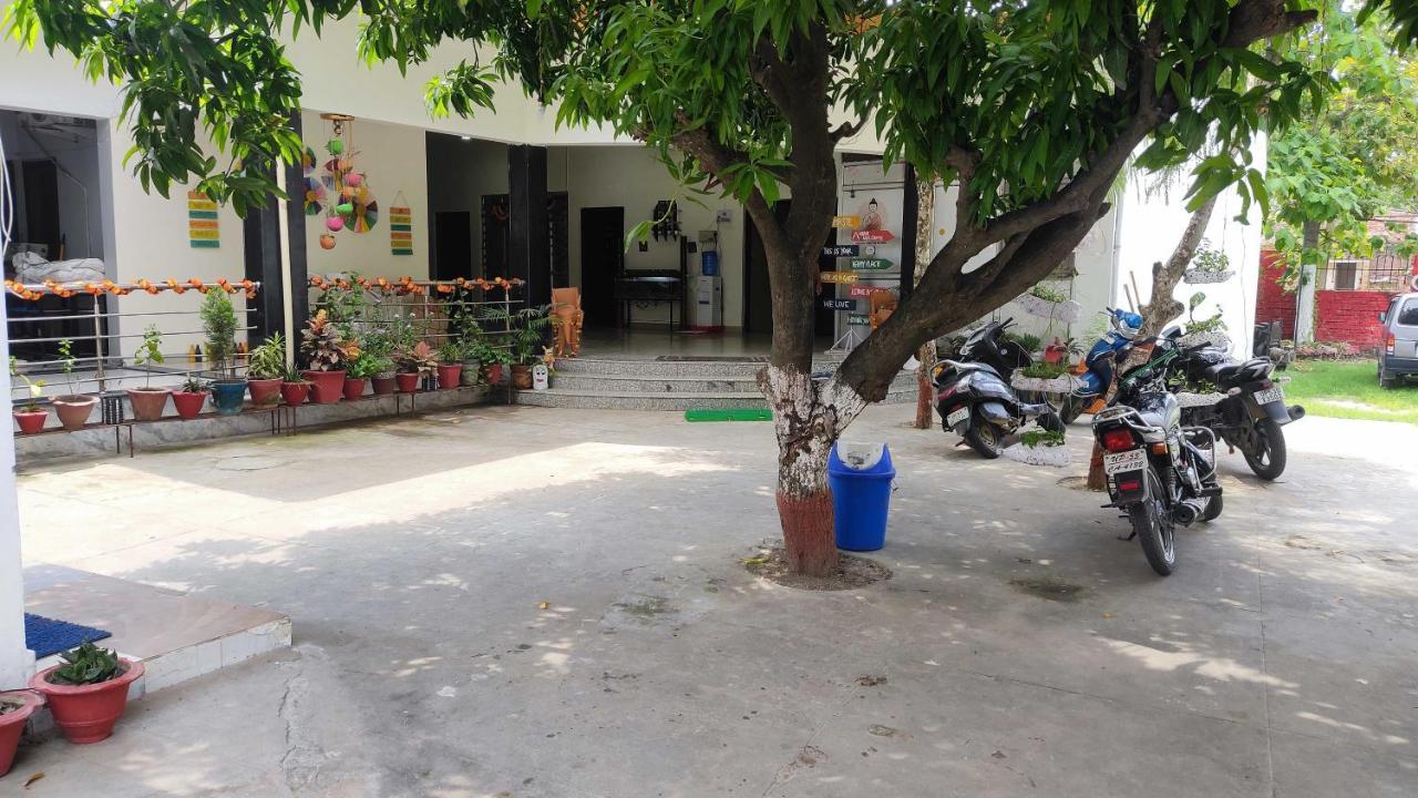 Oyo Lord Buddha Guest House Gorakhpur Esterno foto